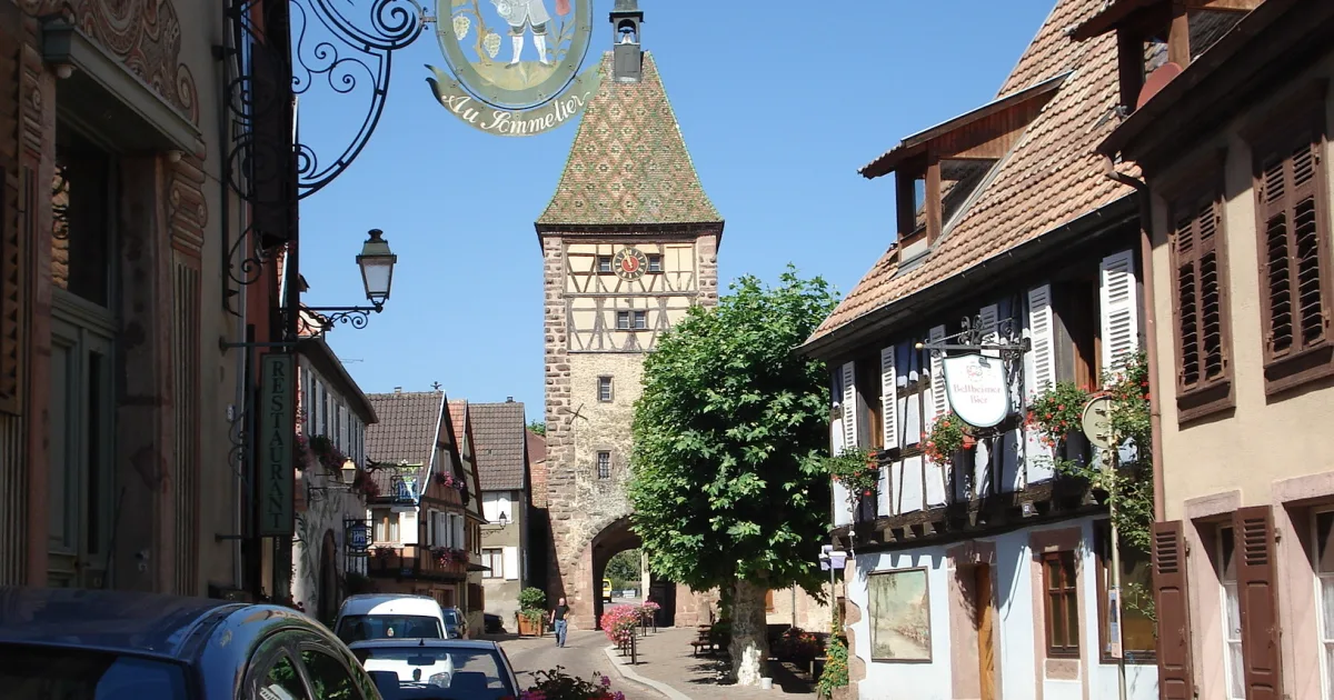 Vue de la Grand'Rue de Bergheim avec la Porte Haute